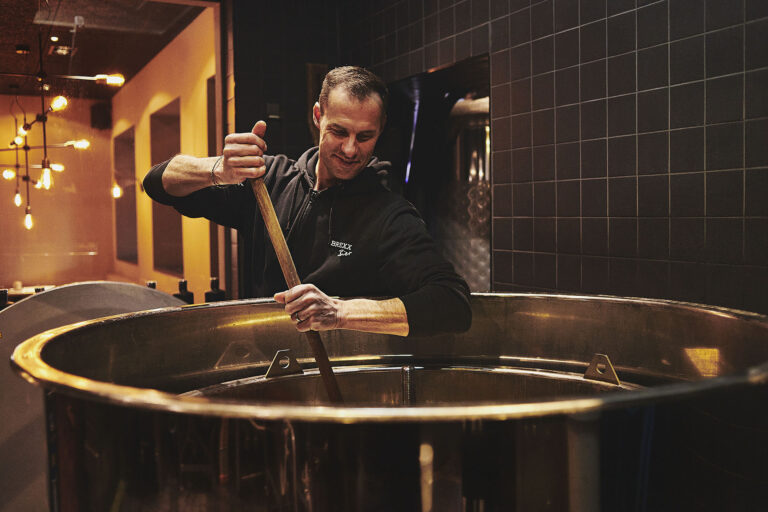 Bierbrauer rührt Bier