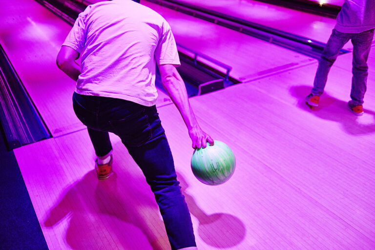 Bowlingkugel wird geworfen