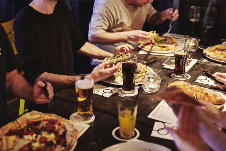 Mehrere Pizzen werden gegessen
