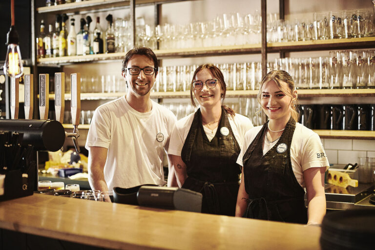 Drei Mitarbeiter des BREXX hinter der Theke